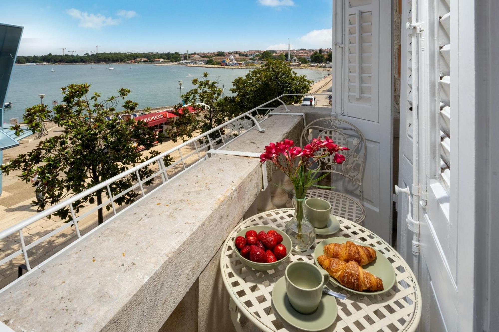 Romeo And Juliet With Balcony And Sea View